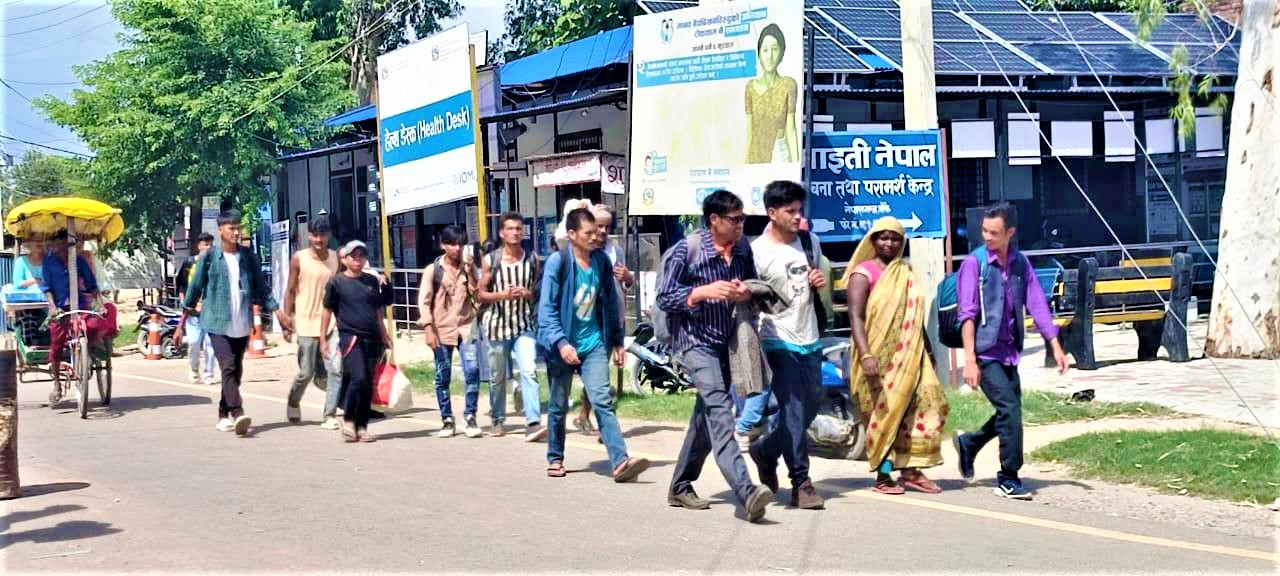 दसैँ खर्च जुटाउन भारत जानेको लर्को